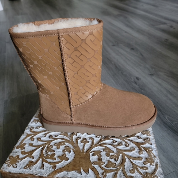 UGG Classic Short Logo Suede Boot - Picture 3 of 9